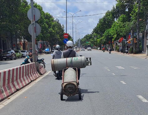 Nguy hiểm với xe máy chở “bom nổ chậm”