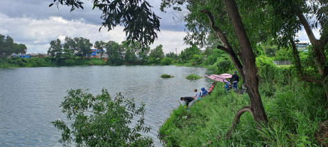 Bất chấp nguy hiểm vào hồ “tử thần” câu cá, hóng mát