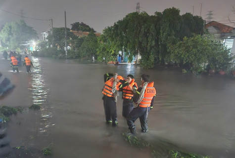 Mưa lớn, nước dâng cao cuốn trôi người phụ nữ cùng ô tô bán tải