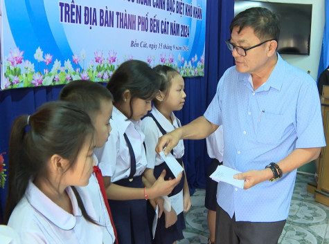 Trao tặng 60 suất học bổng cho học sinh có hoàn cảnh khó khăn