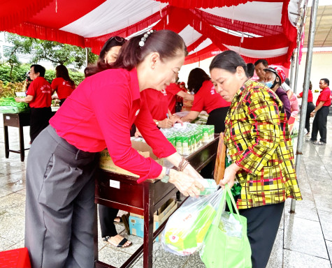 Hỗ trợ người có hoàn cảnh khó khăn đi “Chợ 0 đồng”