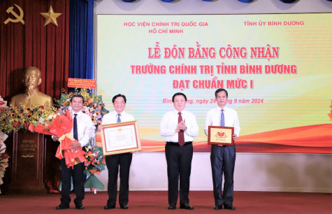 Trường Chính trị tỉnh Bình Dương đón Bằng công nhận đạt chuẩn mức 1