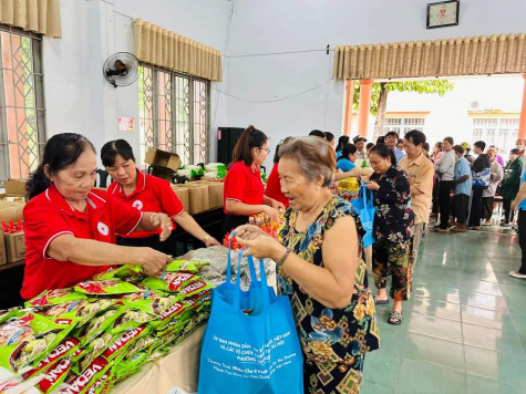 Trao hỗ trợ cho nhiều người dân, công nhân lao động khó khăn