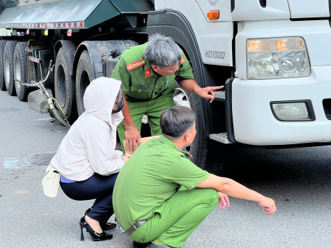 Va chạm với xe đầu kéo, một người tử vong