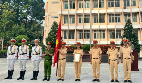 Khen thưởng tập thể, cá nhân có thành tích trong lĩnh vực đăng ký xe và phòng chống tội phạm