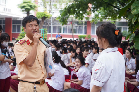 Bảo đảm an toàn giao thông cho học sinh: Lấy tuyên truyền thay đổi hành vi