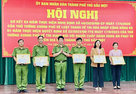 TP.Thủ Dầu Một: Khen thưởng nhiều tập thể, cá nhân thực hiện tốt công tác tái hòa nhập cộng đồng