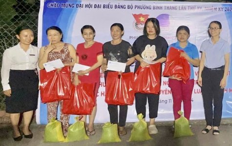 Phường đoàn Bình Thắng (TP.Dĩ An): Tặng quà cho thanh niên công nhân khó khăn