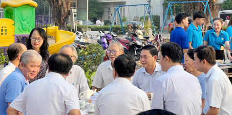 Provincial People's Council Chairman takes part in "Morning Coffee - Exchange with  people" in Hiep Thanh ward