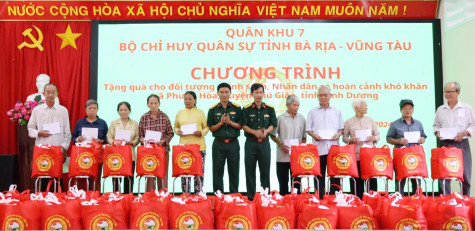 Tặng 100 phần quà cho người nghèo huyện Phú Giáo