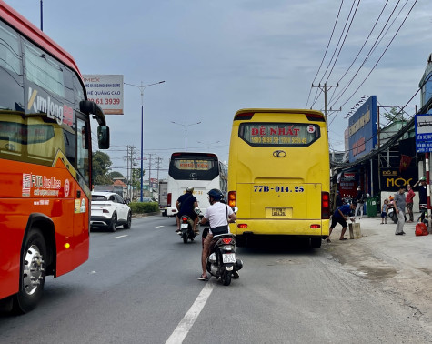 Xe khách lấn làn xe máy