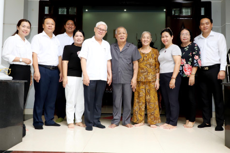 Bí thư Tỉnh ủy thăm, tặng quà các tướng lĩnh, anh hùng lực lượng vũ trang, nguyên lãnh đạo Bộ Chỉ huy Quân sự tỉnh