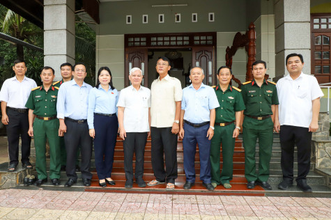 Bí thư Tỉnh ủy thăm, tặng quà nguyên Phó Chủ nhiệm Chính trị Quân khu 7