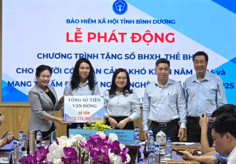 Tiếp tục tặng sổ bảo hiểm xã hội, thẻ bảo hiểm y tế cho người dân có hoàn cảnh khó khăn