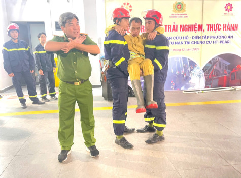 Cư dân chung cư trải nghiệm làm chiến sĩ phòng cháy, chữa cháy