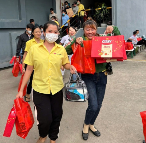 返乡过年的火车票和机票已送到工人手中