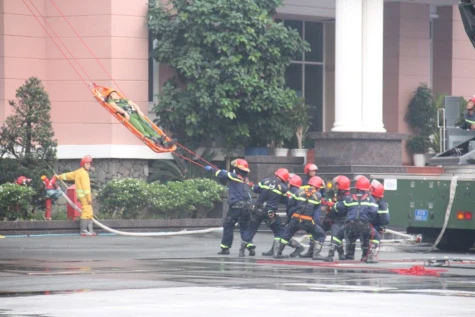 Diễn tập phương án chữa cháy tại tòa nhà Công an tỉnh