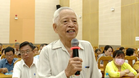 Provincial People's Council delegates meet voters after regular year-end meeting in Tan Uyen City