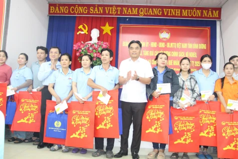 Lãnh đạo tỉnh thăm, tặng quà gia đình chính sách trên địa bàn TP.Thuận An