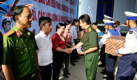 Đoàn công tác tỉnh Bình Dương thăm, tặng quà cán bộ, chiến sĩ và nhân dân đảo Nam Du