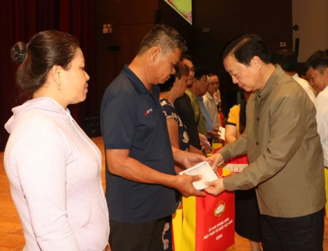 Deputy Prime Minister Tran Hong Ha pays Tet gift visit to policy beneficiaries and workers