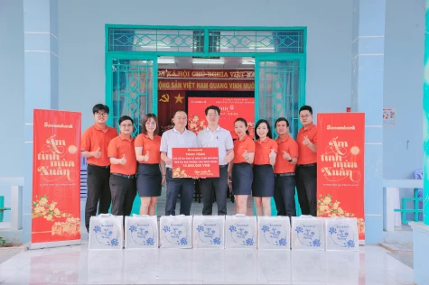 Ngân hàng Sacombank - Phòng Giao dịch Tân Phước Khánh: Tặng quà tết cho các gia đình khó khăn