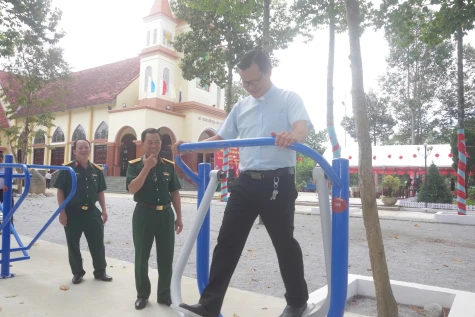 Bàn giao khu tập thể dục, thể thao ngoài trời tại Giáo xứ An Linh, huyện Phú Giáo