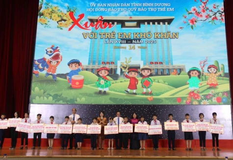 Over 1,000 children attend 18th provincial "Spring for Disadvantaged Children" program