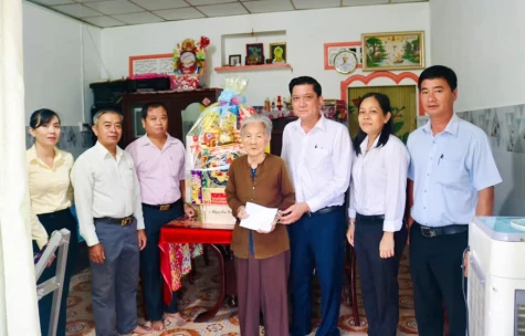 Tan Uyen city's leaders visit and give Tet gifts for heroic Vietnamese mothers