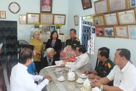 Đoàn đại biểu Quốc hội tỉnh: Thăm, tặng quà mẹ Việt Nam anh hùng và gia đình chính sách, người có công