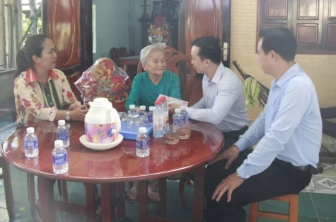 Provincial National Assembly Delegation visit and give gifts to heroic Vietnamese mothers, families of policy beneficiaries and people with meritorious services