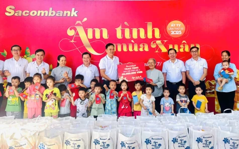 Sacombank - Chi nhánh Bình Dương: Thăm hỏi, tặng 100 suất quà tết cho những trường hợp khó khăn