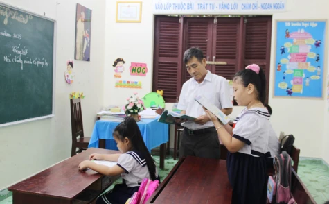 Recently, driven by a commitment to their beloved students, teachers from the mainland have volunteered to travel to the Truong Sa Archipelago to provide educational resources for children living in this storm-prone region.