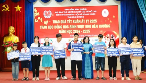 Nhiều phần quà tết, học bổng đến với các đối tượng bảo trợ, học sinh khó khăn