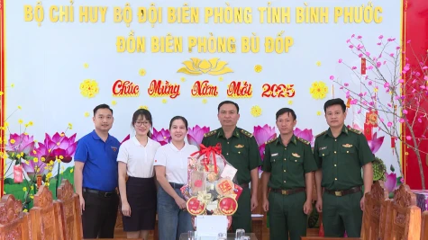 Lãnh đạo TP.Bến Cát thăm, chúc Tết các đồn biên phòng huyện Bù Đốp, tỉnh Bình Phước

        