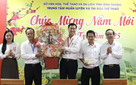 On the morning of January 24, Bui Minh Thanh, Vice Chairman of Binh Duong Provincial People's Committee, visited coaches, athletes, and sports associations and federations in the province to wish them a happy New Year ahead of the Tet Festival 2025.