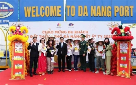 Da Nang, Quang Ninh welcome first foreign tourists on first lunar day