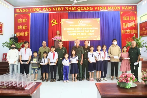 Hội Cựu chiến binh phường Uyên Hưng: Tặng 20 phần quà cho học sinh có hoàn cảnh khó khăn