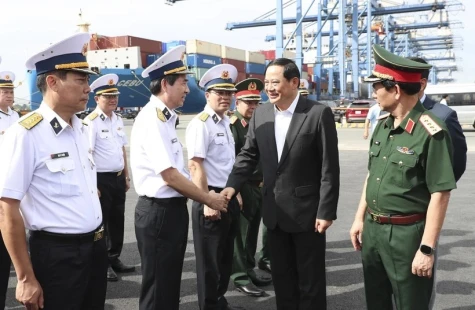 Lao Prime Minister visits Tan Cang-Cat Lai terminal