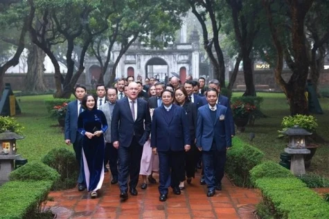 Vietnamese, New Zealand PMs visit Temple of Literature