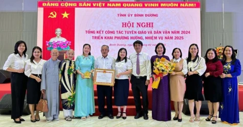 Nhóm “Những trái tim nhân ái” nhận Giải thưởng “Dân vận khéo”