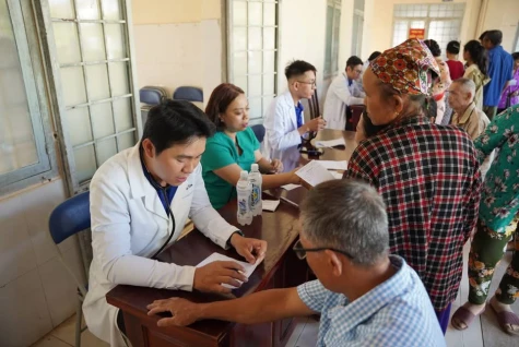 Khám bệnh cho 200 người dân có hoàn cảnh khó khăn