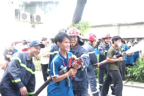 Gần 500 sinh viên, giảng viên Trường Đại học Kinh tế - Kỹ thuật Bình Dương trải nghiệm làm lính cứu hỏa