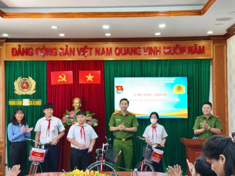 Tặng xe đạp cho học sinh  nghèo vượt khó