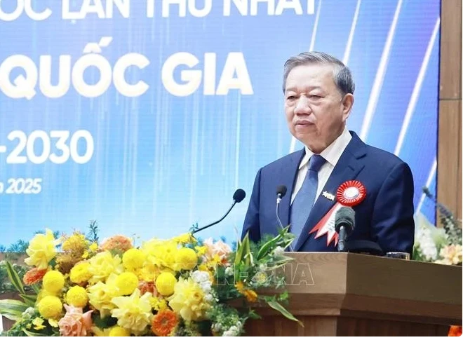 Maximum support for data industry to turn Vietnam into digital nation: Party chief