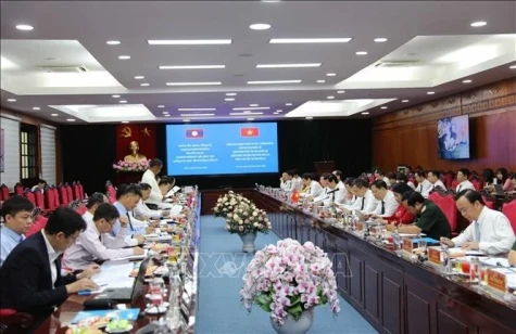 老挝国会工作代表团造访越南山罗省