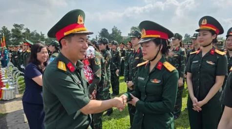Thăm, tặng quà tiếp sức lực lượng nữ luyện tập cho nhiệm vụ A50