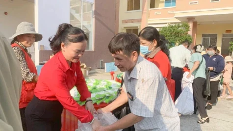Hàng trăm người dân đi Chợ 0 đồng