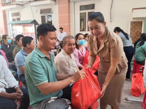 Tặng 300 phần quà cho người khuyết tật