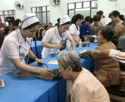 Bệnh viện Quân dân y Miền Đông khám bệnh, phát thuốc miễn phí cho người dân phường Tương Bình Hiệp, TP.Thủ Dầu Một